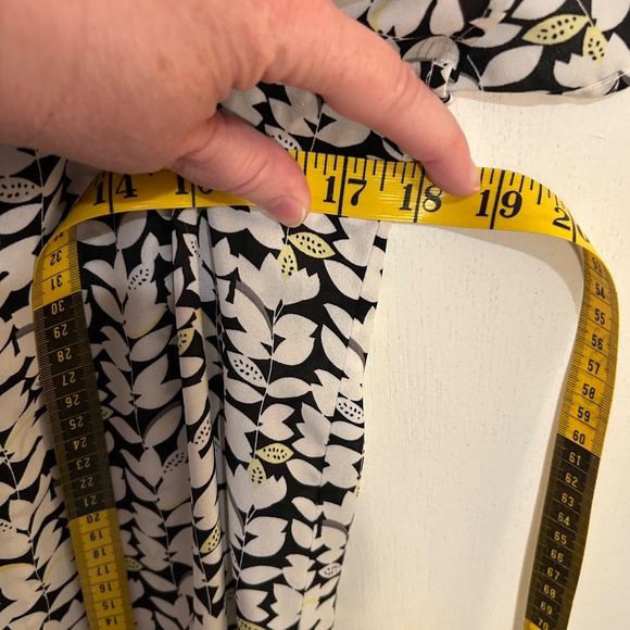 Ricki's Size 0 Petal Print Short Sleeve Blouse - Picture 4 of 9